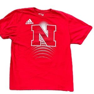 ADIDAS NEBRASKA CORN HUSKER| Red LOCKER LOGO TEE | MENS SIZE XL